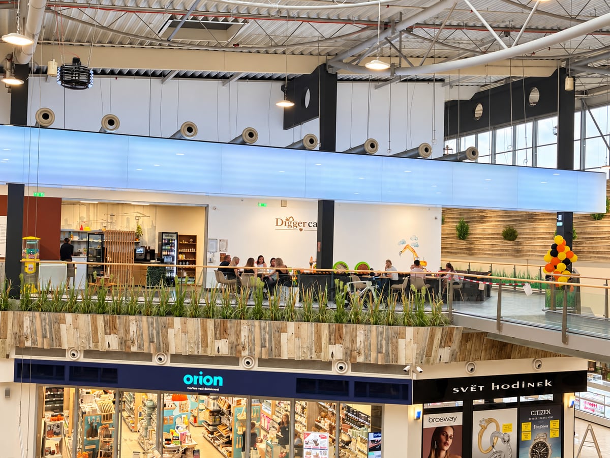 Kavárna Digger cafe v patře obchodního centra Orlice Park